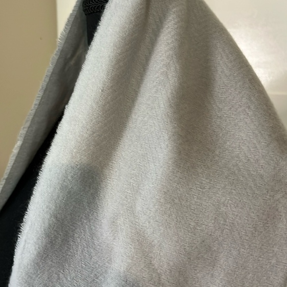 Incredibly soft light gray one size scarf 100% polyester​​​